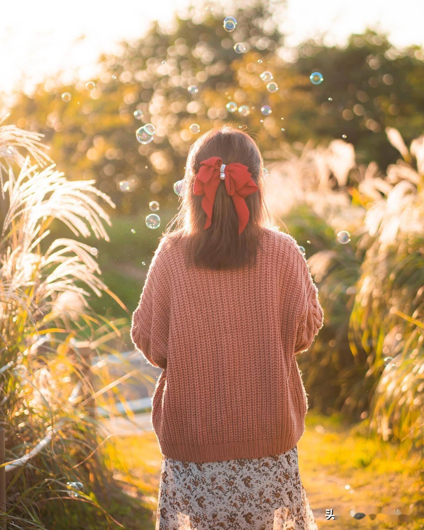 芦苇人像照片,美极了,6个手机摄影技巧快学起来_人物_角度_背景