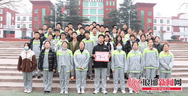 沂水县实验中学举行庆元旦拔河比赛
