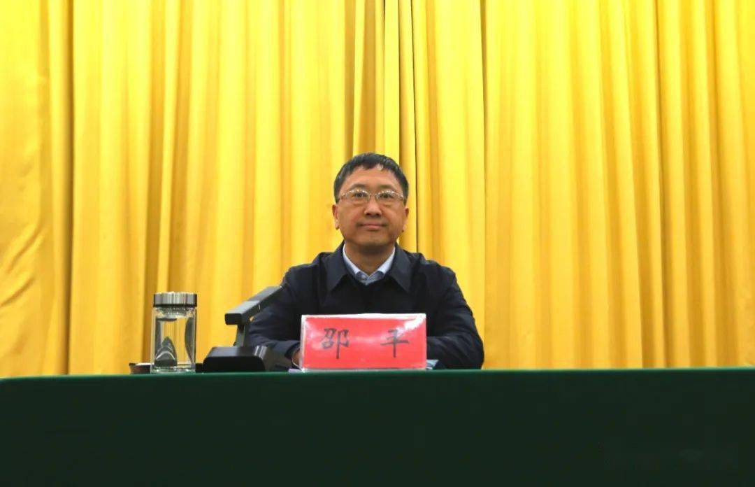 县委书记邵平代表县委,县政府向受表彰的优秀民营企业,优秀民营企业家