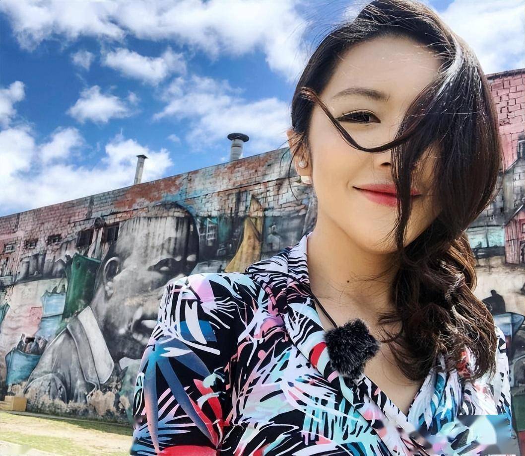 她是央视女神级主持人,比撒贝宁还优秀,才情出众,38岁感情成迷_李斯璇