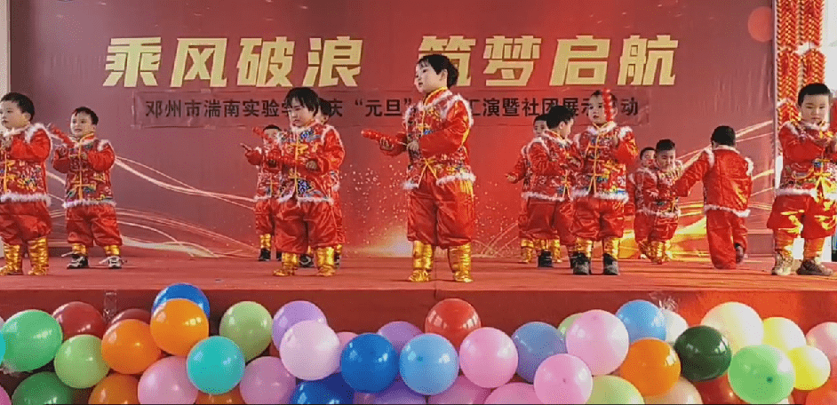 幼兒園小朋友自編自演的舞蹈節目《開門紅》,《新年大吉》,《冰糖葫蘆