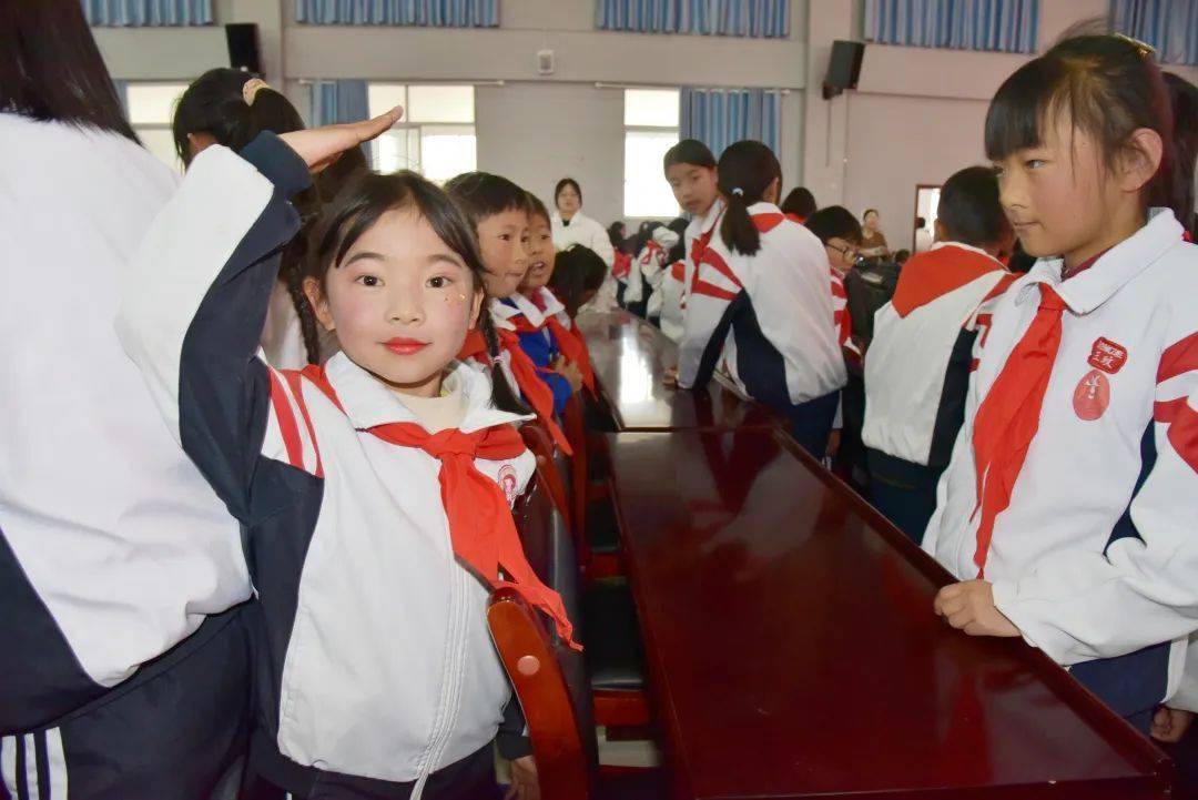 古城区文荣学校少先队迎来"新鲜血液"_少先队员_红领巾_光荣