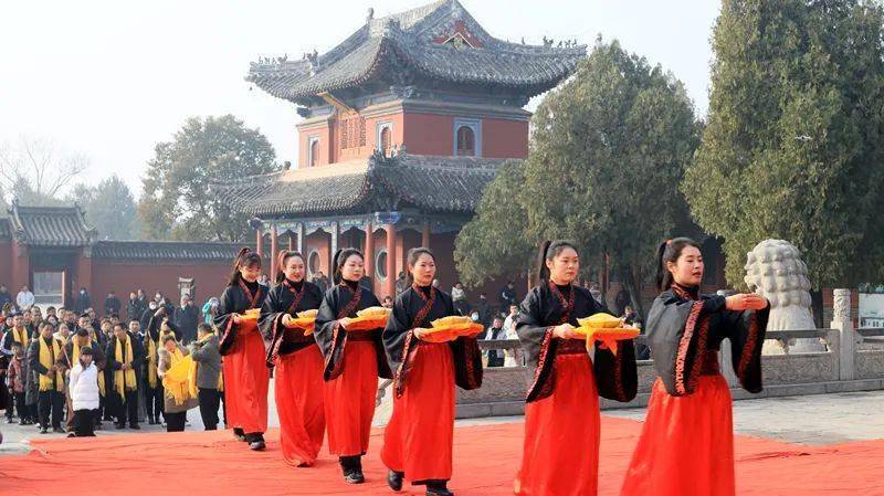 敬獻三牲,行敬香禮……行獻爵禮,恭讀祭文,向人文始祖行三鞠躬禮,謁陵