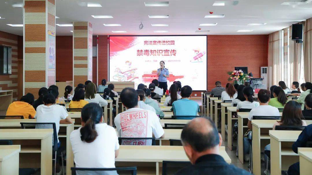 9月1日,我們前往高橋街道中心幼兒園,上了一堂別樣的普法課,以家長為