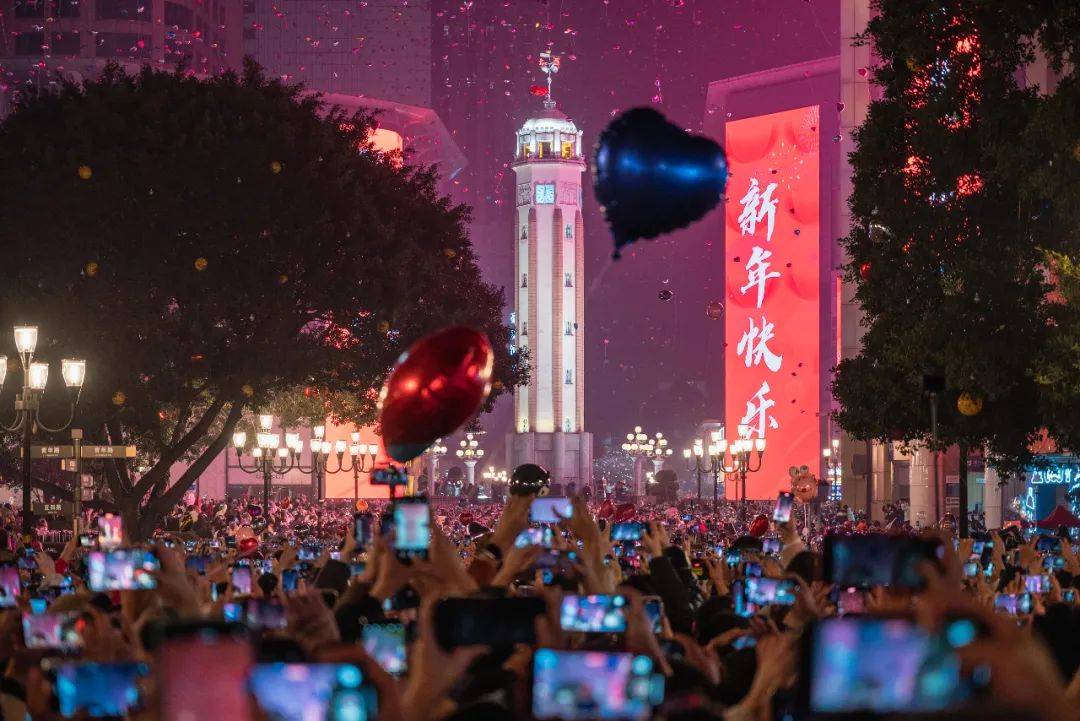 这…是跨年夜的青岛!五四广场挤到没信号,在石老人被踩了好几脚!