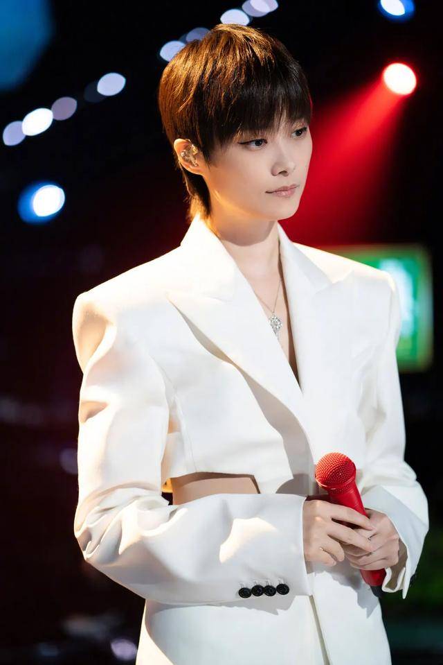 李宇春:音乐中的不疯狂传奇!_舞台_歌词_突破