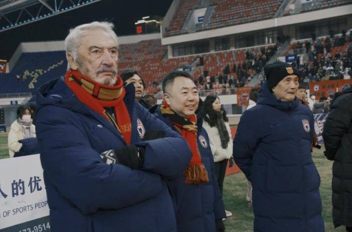 不少球迷穿着20多年前陕西国力的队服,当年的功勋外援马科斯,毛罗以及