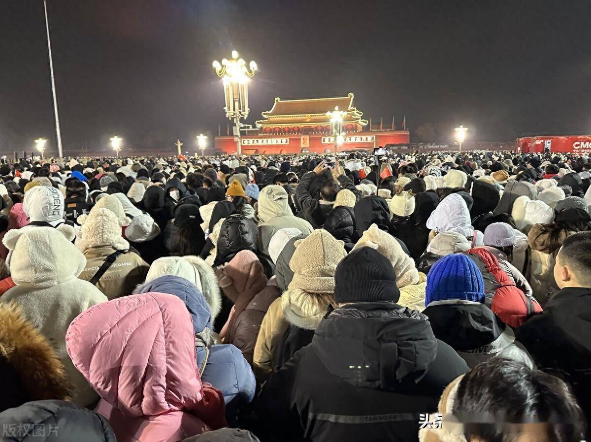 北京天安门广场举行新年首场升国旗仪式,人山人海场面火爆_齐聚_见证