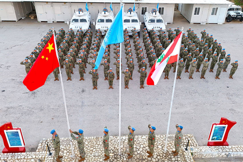 中国赴黎维和部队官兵组织升旗仪式喜迎元旦_黎巴嫩_国旗_胡光明