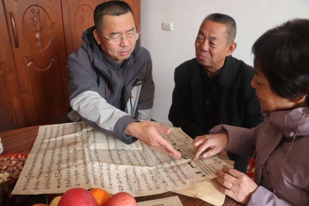 平遥中学第一任校长李光宾后人在平遥中学参观交流!