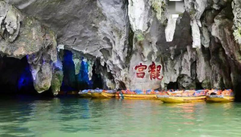 "龙宫风景名胜区"位于贵州省安顺市,为首批国家5a级旅游景区,也是首个