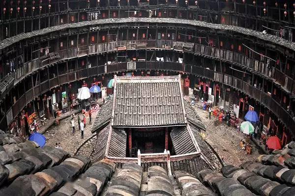 將永定客家土樓無處不透露著濃郁的客家風情和土樓元素,作為故事場景